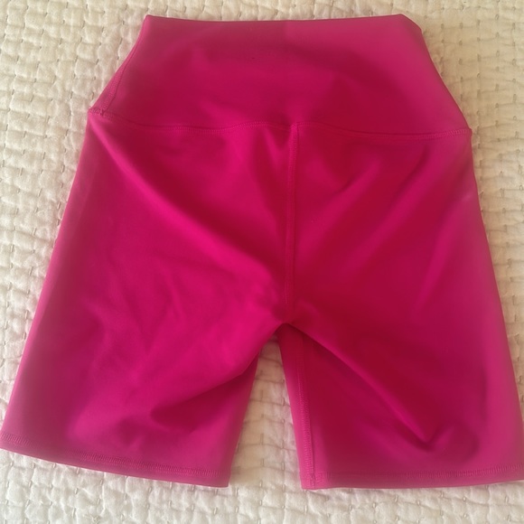 Alo 7” biker shorts bright pink - Picture 3 of 3